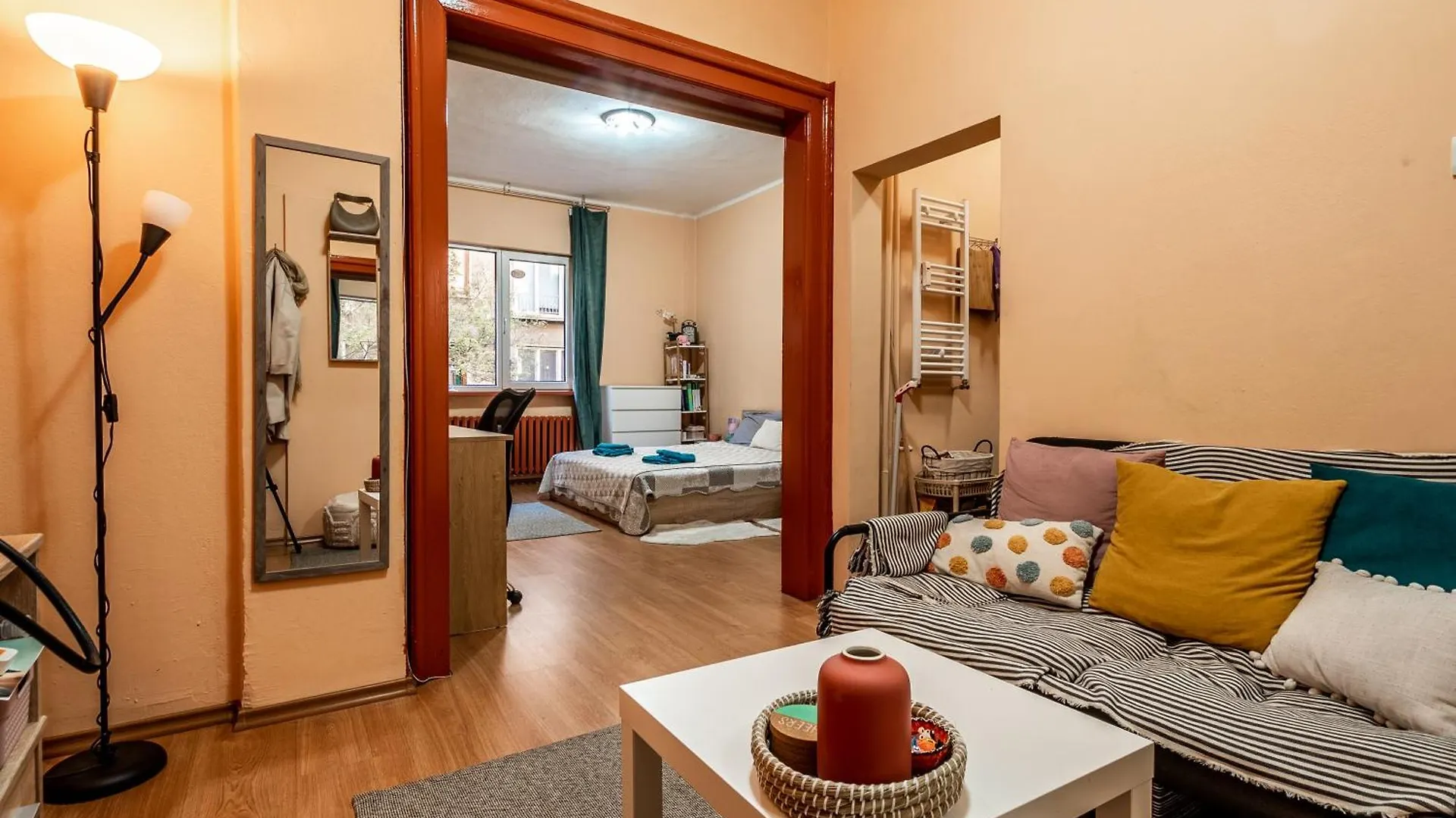 Контакты Charming Central Retreat